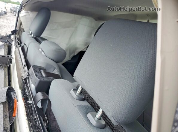 1C6RR7GT5JS153749 2018 RAM 1500 White Vista de los asientos traseros