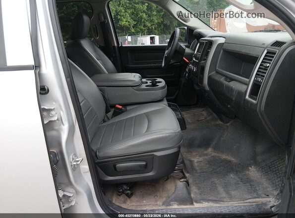 1C6RR7KG3JS306686 2018 RAM 1500 Silver Front interior view