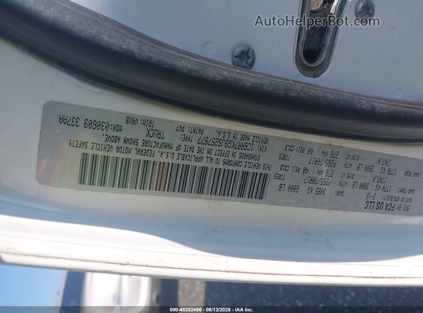 1C6RR7KG9JS257977 2018 RAM 1500 White Vista del compartimento del motor