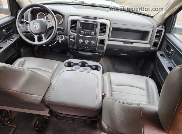 1C6RR7KT3JS295735 2018 RAM 1500 White Vista del salpicadero