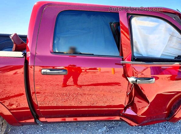 1C6RR7KT3JS326594 2018 RAM 1500 Red Vista de los asientos traseros