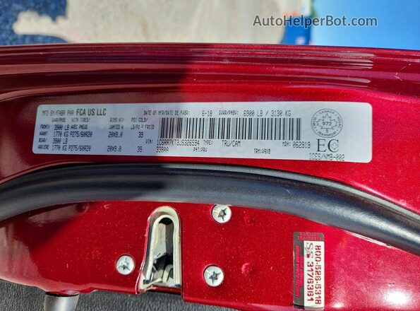 1C6RR7KT3JS326594 2018 RAM 1500 Red Vista del compartimento del motor