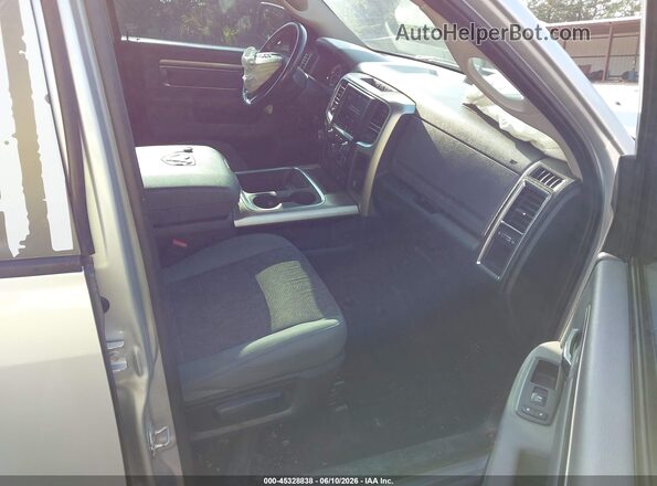1C6RR7LT0JS217587 2018 RAM 1500 Серебряный Вид салона спереди