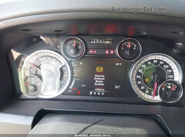 1C6RR7LT0JS217587 2018 RAM 1500 Серебряный Вид задних сидений