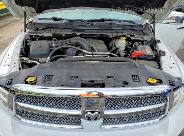 1C6RR7LT2JS111125 2018 RAM 1500 White Սալոնի հետևի տեսք
