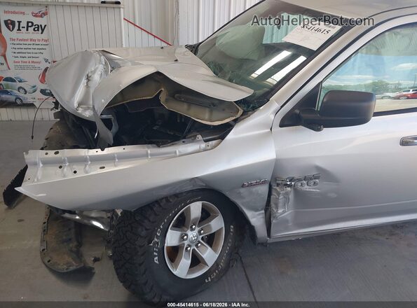 1C6RR7LT2JS202640 2018 RAM 1500 Silver Vista frontal