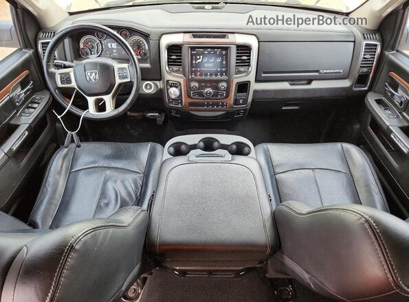 1C6RR7NG4JS306286 2018 RAM 1500 White Vista del salpicadero
