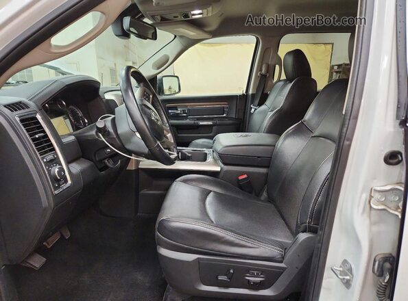 1C6RR7NTXHS800210 2017 RAM 1500 White Vista interior delantera