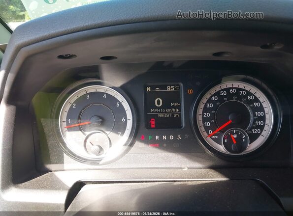 1C6RR7TT1LS106470 2020 RAM 1500 CLASSIC Red Widok tylnych siedzeń