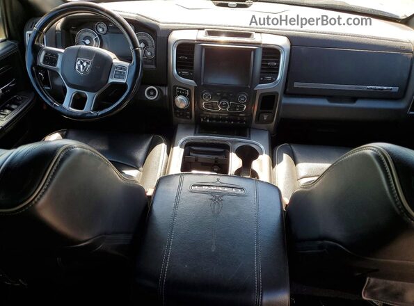 1C6RR7WM5HS614453 2017 RAM 1500 Красный Вид панели приборов