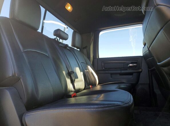 1C6RR7YT2JS156252 2018 RAM 1500 Two Tone Հետևի նստատեղերի տեսք