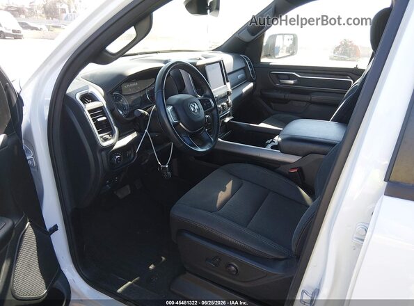 1C6RREFG0NN337123 2022 RAM 1500 White Widok wnętrza z przodu