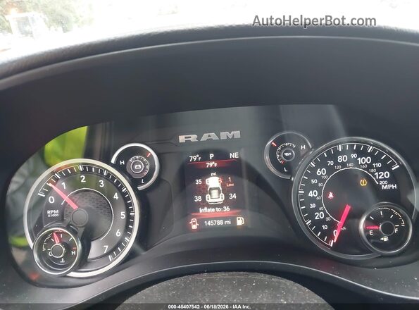 1C6RREFG2MN750630 2021 RAM 1500 Maroon Widok tylnych siedzeń