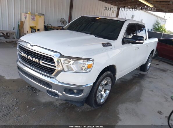 1C6RREFTXKN852333 2019 RAM 1500 White წინა მარცხენა ხედი სამი მეოთხედიდან