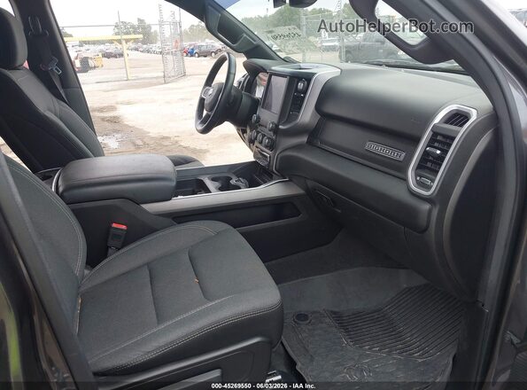1C6RREFTXNN197451 2022 RAM 1500 Gray Widok wnętrza z przodu