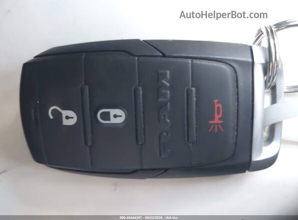 1C6RREGG8KN805903 2019 RAM 1500 Серебряный Вид панели приборов