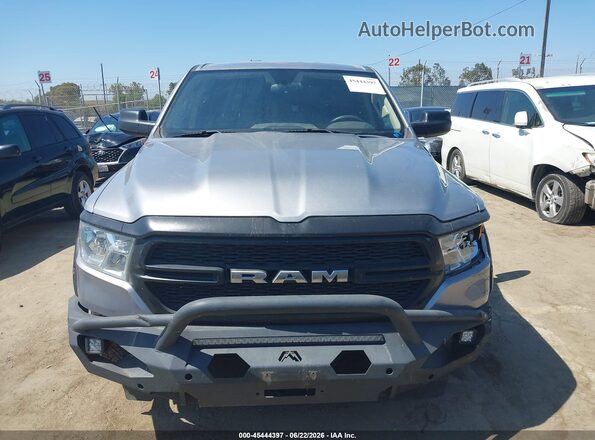 1C6RREGG8KN805903 2019 RAM 1500 Серебряный Вид щитка приборов