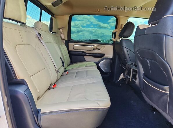 1C6RREHTXKN660570 2019 RAM 1500 White Vista de los asientos traseros