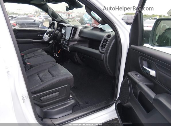1C6RRFCG7TN295833 2026 RAM 1500 White Widok wnętrza z przodu