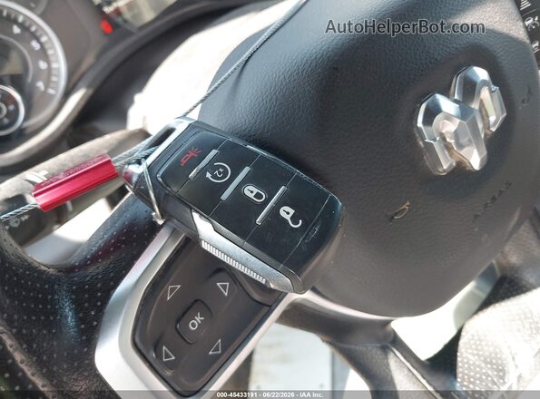 1C6RRFCG8SN598053 2025 RAM 1500 White Dashboard view