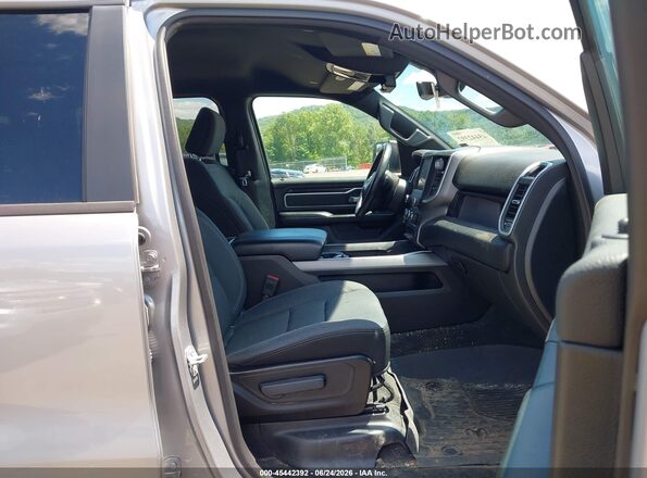 1C6RRFFG4NN259094 2022 RAM 1500 Silver Widok wnętrza z przodu