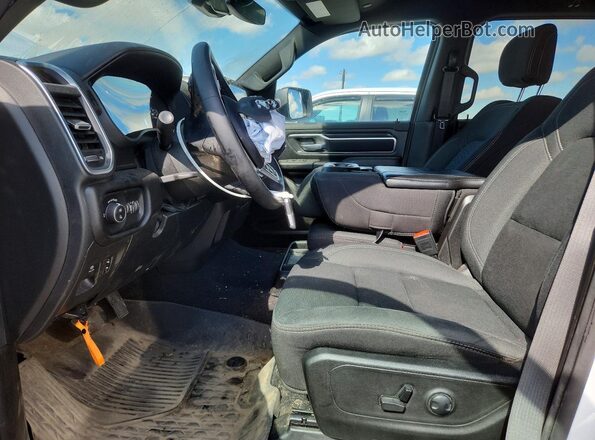 1C6RRFFG6SN548893 2025 RAM 1500 White Widok wnętrza z przodu
