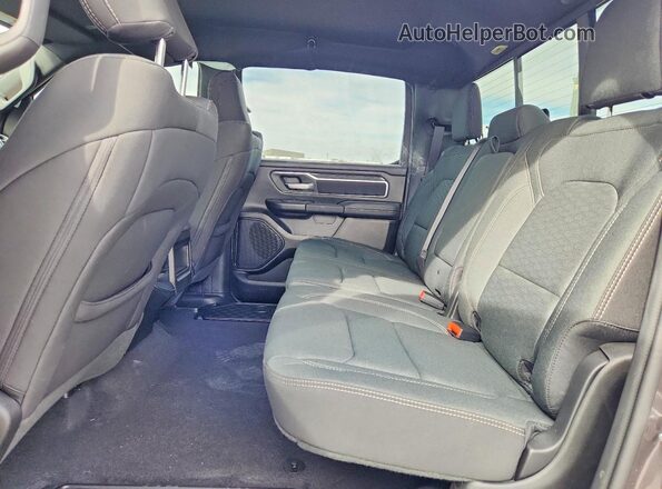 1C6SRFFP3TN152990 2026 RAM 1500 Gray Vista de los asientos traseros