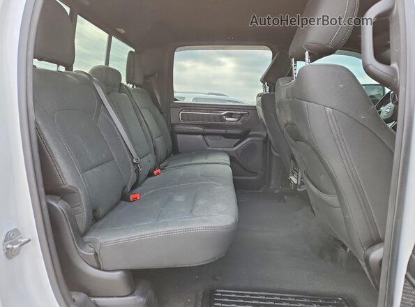 1C6SRFFT0LN388669 2020 RAM 1500 White Vista de los asientos traseros