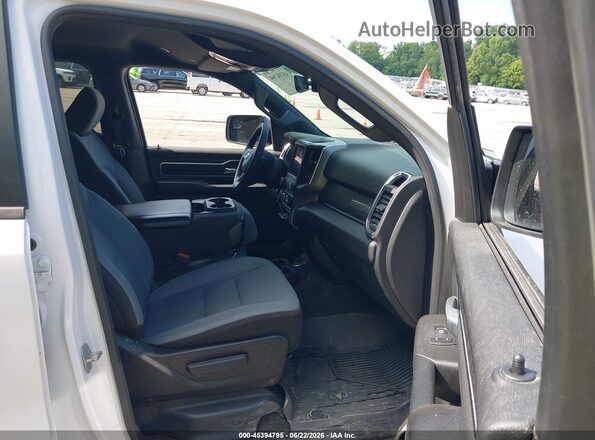 1C6SRFFT1RN184746 2024 RAM 1500 White Widok wnętrza z przodu
