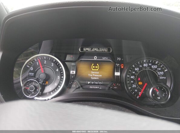 1C6SRFFTXLN134970 2020 RAM 1500 Black Widok tylnych siedzeń