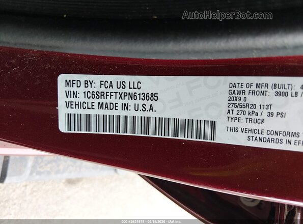 1C6SRFFTXPN613685 2023 RAM 1500 Burgundy Vista del compartimento del motor