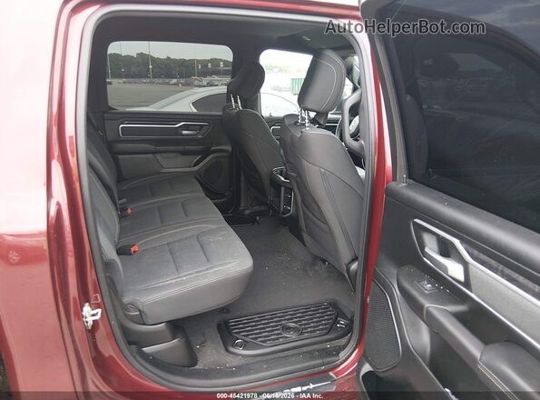 1C6SRFFTXPN613685 2023 RAM 1500 Burgundy Vista de la etiqueta del VIN