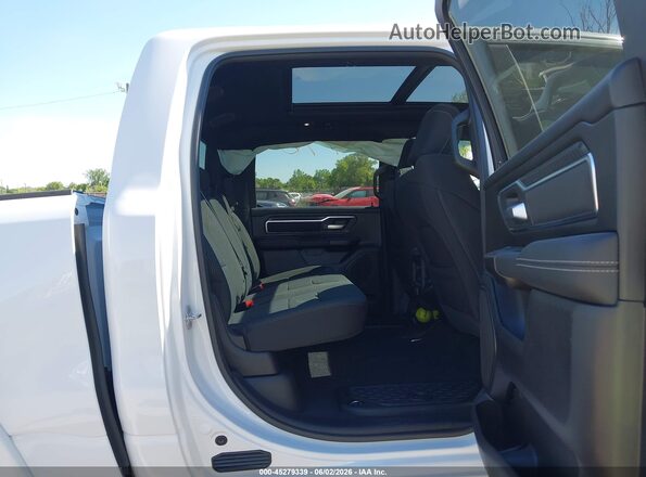 1C6SRFFTXTN302476 2026 RAM 1500 White VIN կոդի պիտակի տեսք
