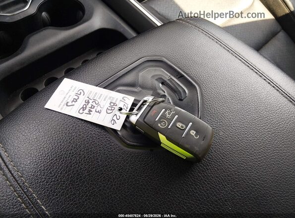 1C6SRFJT6PN643130 2023 RAM 1500 Серый Вид панели приборов