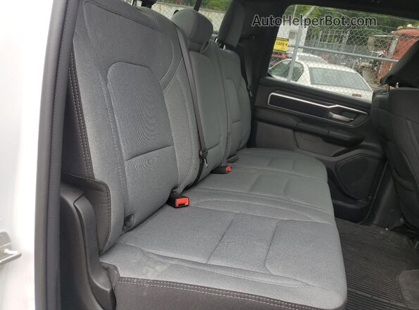 1C6SRFMT9RN156373 2024 RAM 1500 White Vista interior trasera