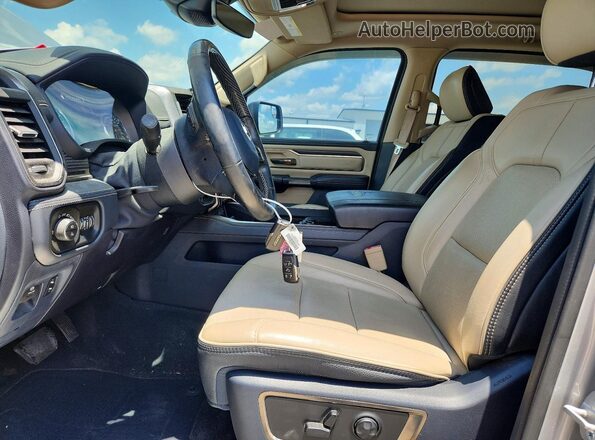 1C6SRFPT3KN655445 2019 RAM 1500 Серебряный Вид салона спереди