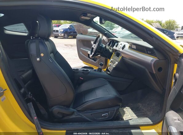 1FA6P8CF7G5206407 2016 FORD MUSTANG Желтый Вид салона спереди