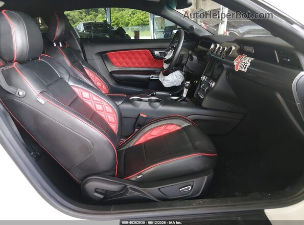 1FA6P8CF8K5118068 2019 FORD MUSTANG Белый Вид салона спереди