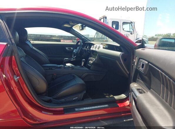 1FA6P8TH0J5132305 2018 FORD MUSTANG Бордовый Вид салона спереди