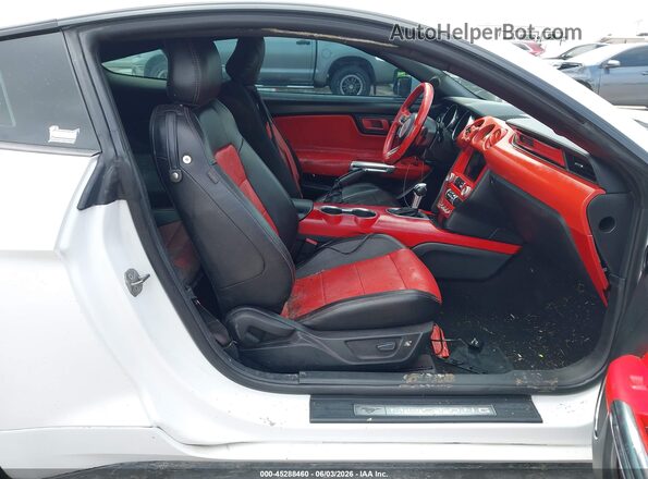 1FA6P8TH2L5154633 2020 FORD MUSTANG White Widok wnętrza z przodu