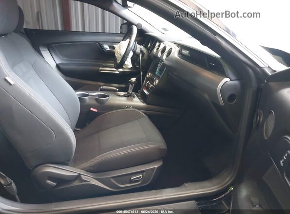 1FA6P8TH3J5127437 2018 FORD MUSTANG Черный Вид салона спереди