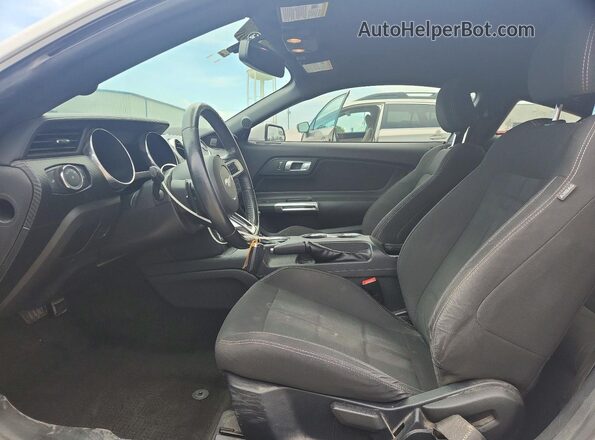 1FA6P8TH5J5154297 2018 FORD MUSTANG Белый Вид салона спереди
