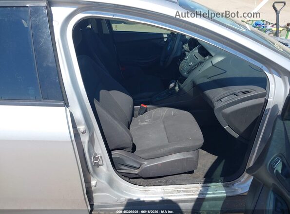 1FADP3E2XGL310552 2016 FORD FOCUS Серебряный Вид салона спереди