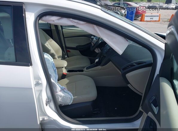 1FADP3F20JL234233 2018 FORD FOCUS White წინა სალონის ხედი