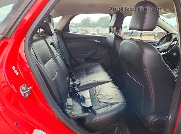 1FADP3F21GL231298 2016 FORD FOCUS Красный Вид задних сидений