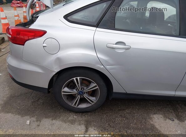 1FADP3F21GL374820 2016 FORD FOCUS Silver Widok z przodu