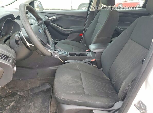 1FADP3F21JL257438 2018 FORD FOCUS Белый Вид салона спереди