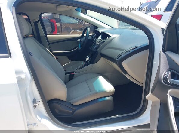 1FADP3F22GL401684 2016 FORD FOCUS White Widok wnętrza z przodu