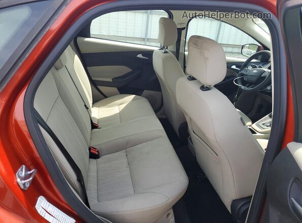 1FADP3F24JL324727 2018 FORD FOCUS Red Vista de los asientos traseros
