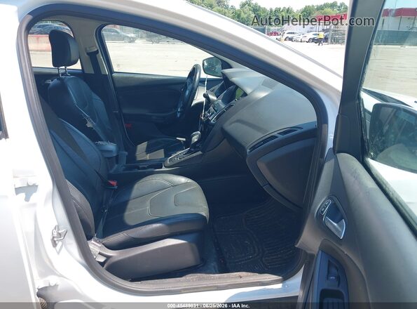 1FADP3F25GL224340 2016 FORD FOCUS Белый Вид салона спереди
